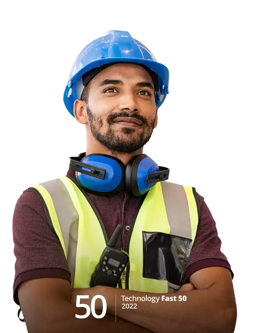 een werkman met blauwe helm, oorbescherming en een fluovestje